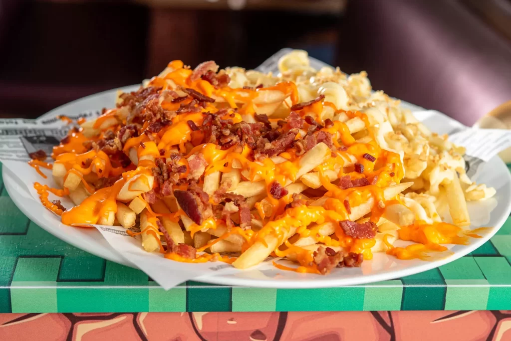 Fritas ½ cheddar e bacon ½ catupiry e alho frito - Cardápio Joe Robert